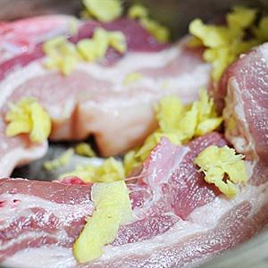 Cách làm thịt heo luộc chanh