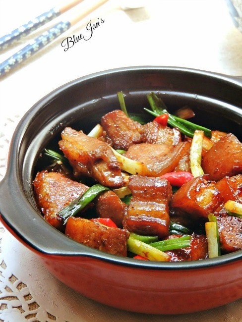 Thịt heo om nước tương, ớt cay