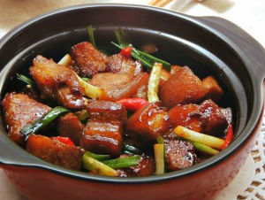 Thịt heo om nước tương, ớt cay