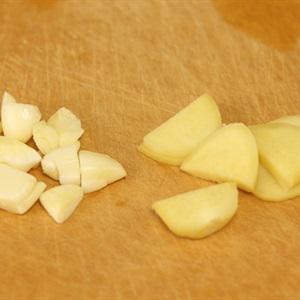 Cách làm thịt heo quay om bí đao