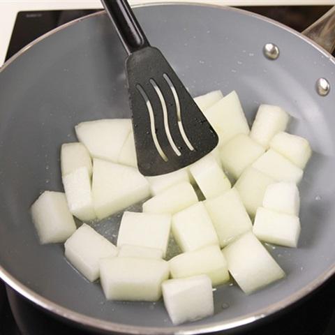 Cách làm thịt heo quay om bí đao