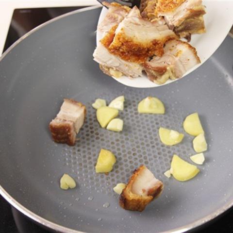 Cách làm thịt heo quay om bí đao