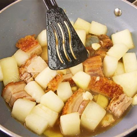 Cách làm thịt heo quay om bí đao