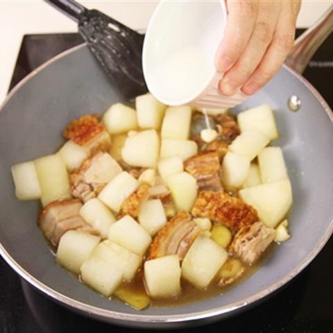 Cách làm thịt heo quay om bí đao