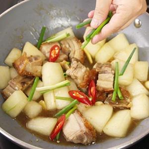 Cách làm thịt heo quay om bí đao