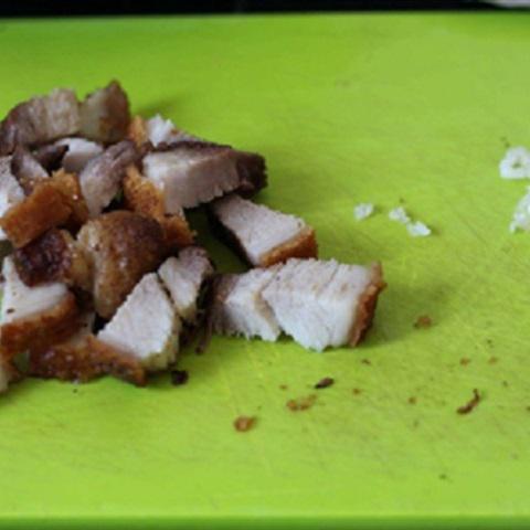 Cách rim thịt heo quay mặn ngọt