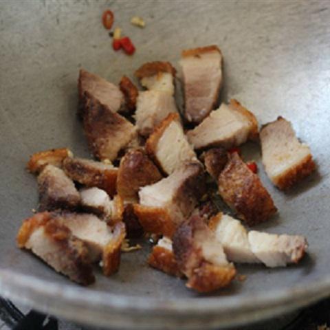 Cách rim thịt heo quay mặn ngọt