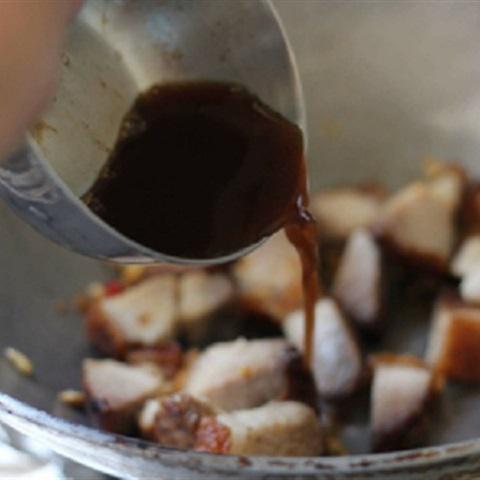 Cách rim thịt heo quay mặn ngọt