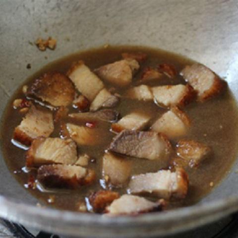 Cách rim thịt heo quay mặn ngọt