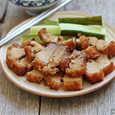 Cách rim thịt heo quay mặn ngọt