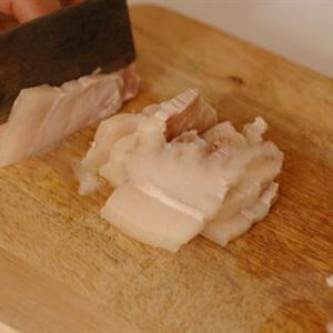 Cách làm thịt heo trộn lá chanh