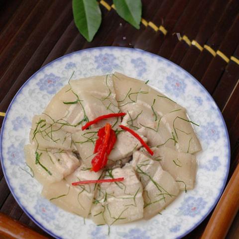 Cách làm thịt heo trộn lá chanh