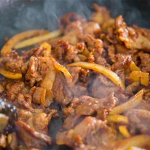 Cách làm thịt heo xào cay