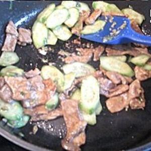 Cách làm thịt heo xào dưa leo