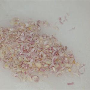 Cách làm thịt heo xào lá chanh