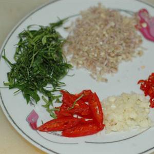 Cách làm thịt heo xào lá chanh