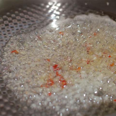 Cách làm thịt heo xào lá chanh