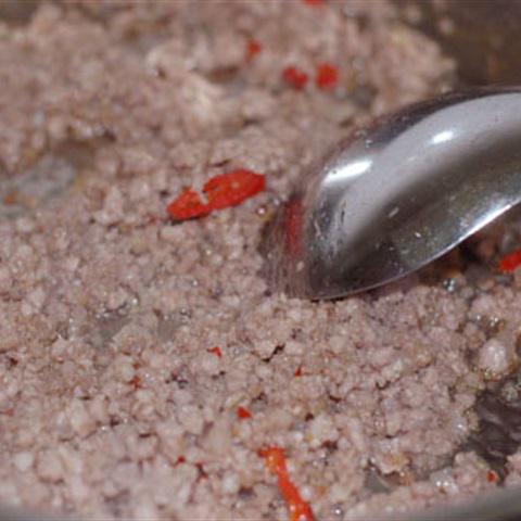 Cách làm thịt heo xào lá chanh