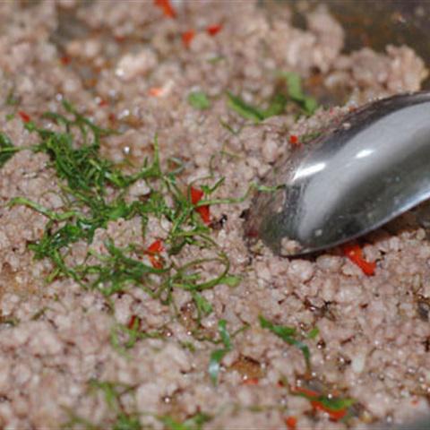 Cách làm thịt heo xào lá chanh
