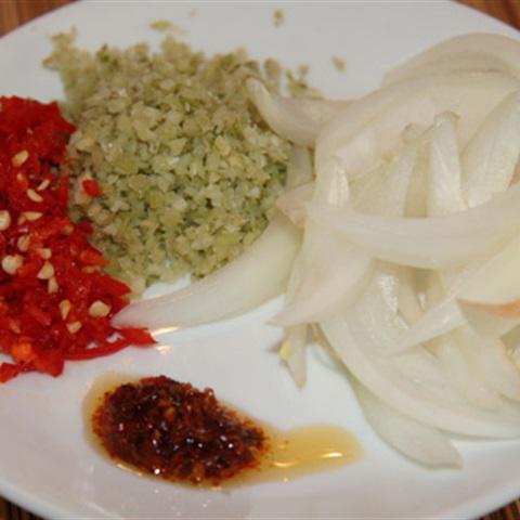 Cách làm thịt heo xào sả ớt
