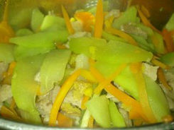 Thịt heo xào su su và cà-rốt