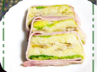 Thịt hun khói cuộn khoai tây và bắp cải