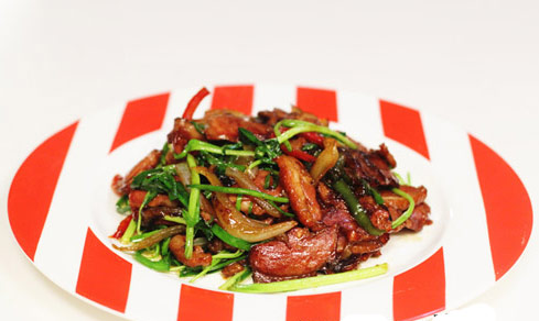 Thịt hun khói xào hành nấm