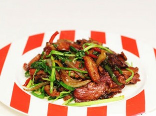 Thịt hun khói xào hành nấm