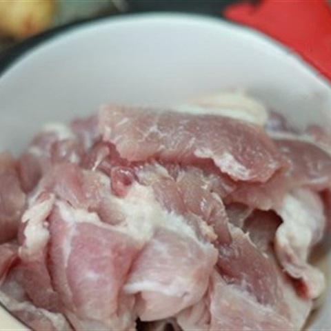 Cách làm thịt kho riềng nghệ tươi