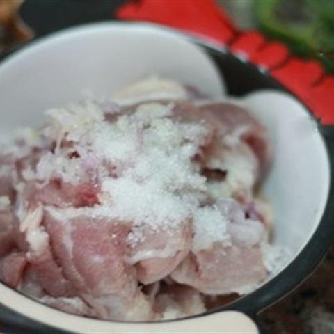 Cách làm thịt kho riềng nghệ tươi