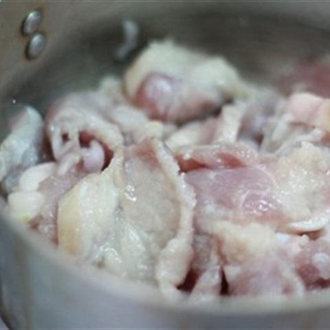 Cách làm thịt kho riềng nghệ tươi