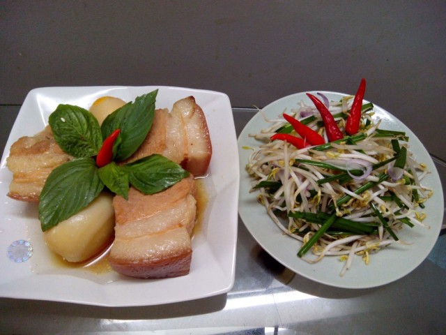 Thịt kho tàu – Dưa giá