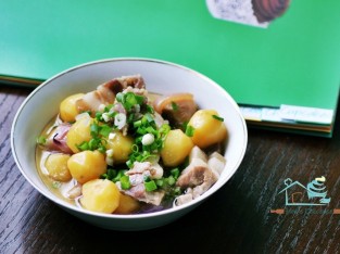 Thịt lợn hầm khoai tây nước dừa