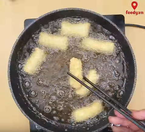 Thịt lợn kho trứng xưa rồi, thịt gà kho trứng cũng ngon không kém phần