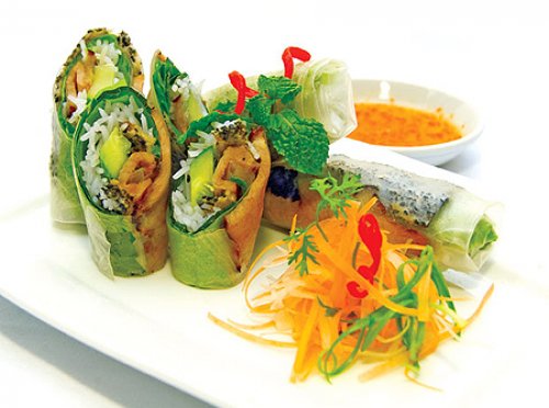 Thịt luộc cuốn bánh tráng mè