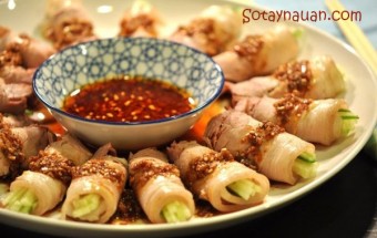 Thịt luộc cuộn dưa chuột ngọt mát cho ngày hè nóng
