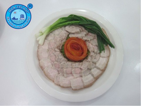 Thịt luộc rau sống chấm mắm ruốc