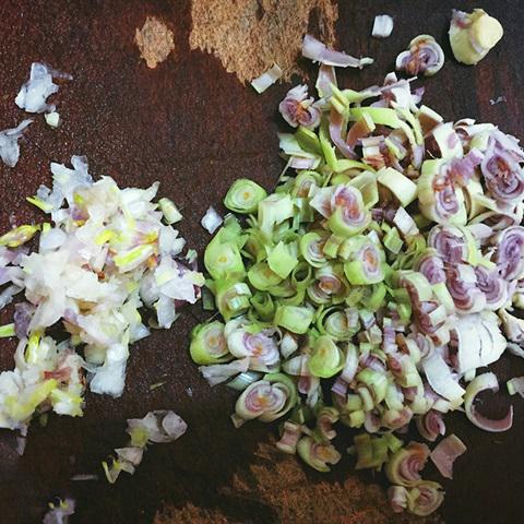 Cách làm thịt luộc sả hành