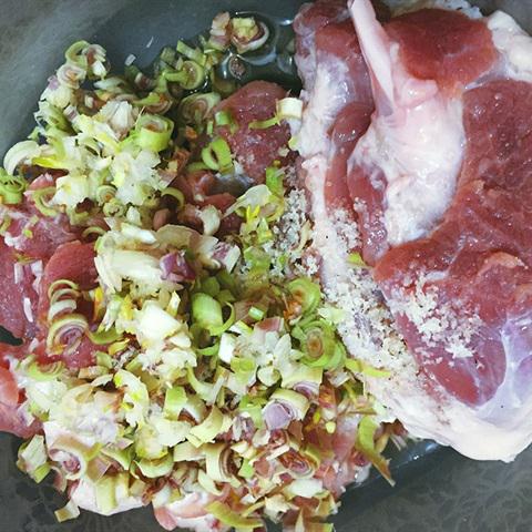 Cách làm thịt luộc sả hành