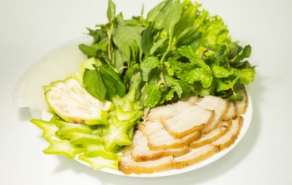 Thịt ngâm nước mắm cuốn bánh tráng