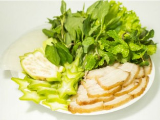 Thịt ngâm nước mắm cuốn bánh tráng