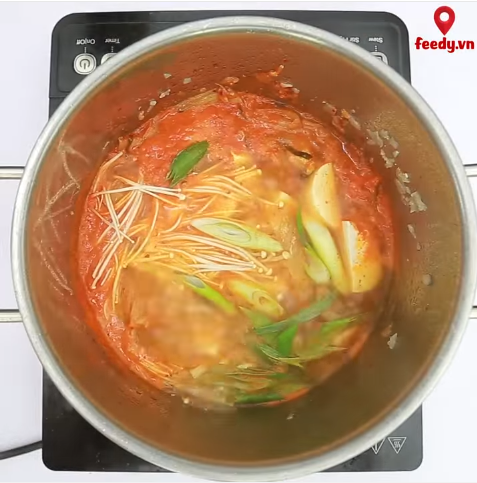 Thịt quay om măng cay đậm đà thơm lừng góc bếp, càng ăn càng thích