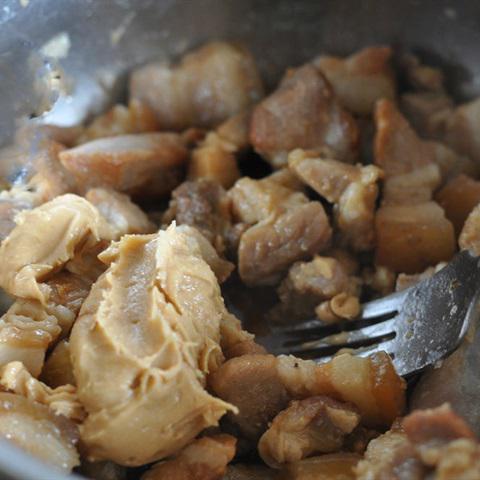 Cách làm thịt rim bơ đậu phộng