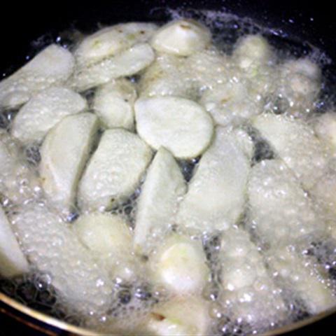 Cách làm thịt thăn heo xào khoai sọ