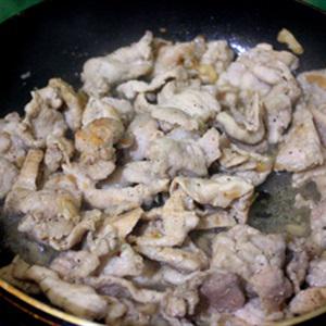 Cách làm thịt thăn heo xào khoai sọ