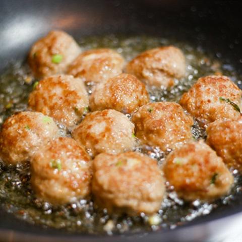 Cách làm thịt viên sốt chua ngọt