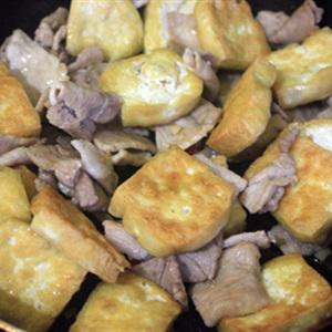 Cách làm thịt xào đậu hũ sốt tương bần