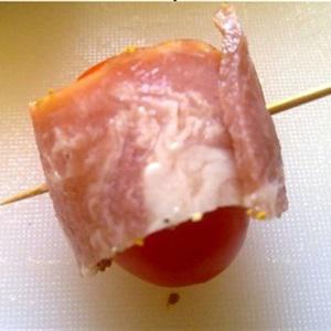 Cách làm thịt xông khói cuộn cà chua bi