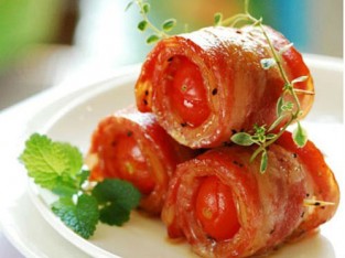 Thịt xông khói cuộn cà chua