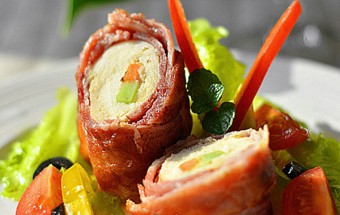 Thịt xông khói cuộn gà nướng thơm ngon